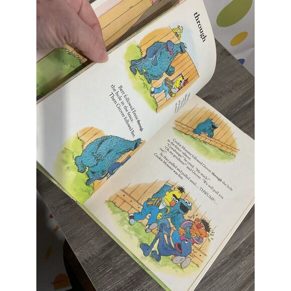 1981 Follow The Leader Sesame Street Book - Picture 5 of 9